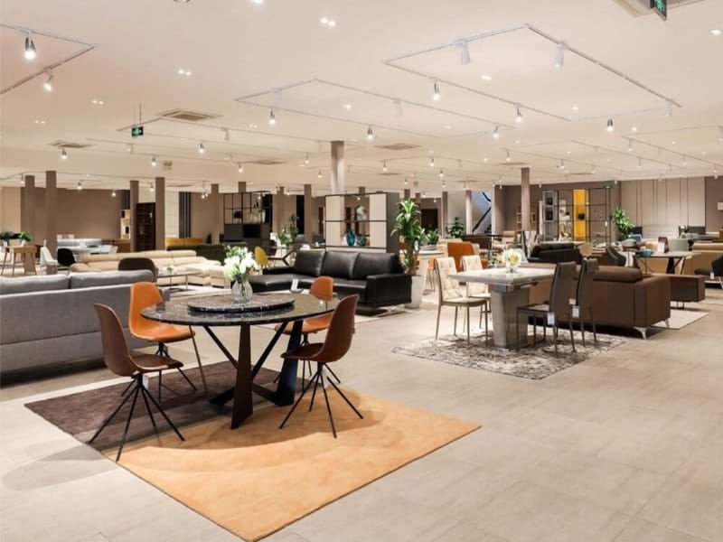 Khu vực trưng bày ghế sofa và bàn trà trong một showroom nội thất ở Đồng Nai