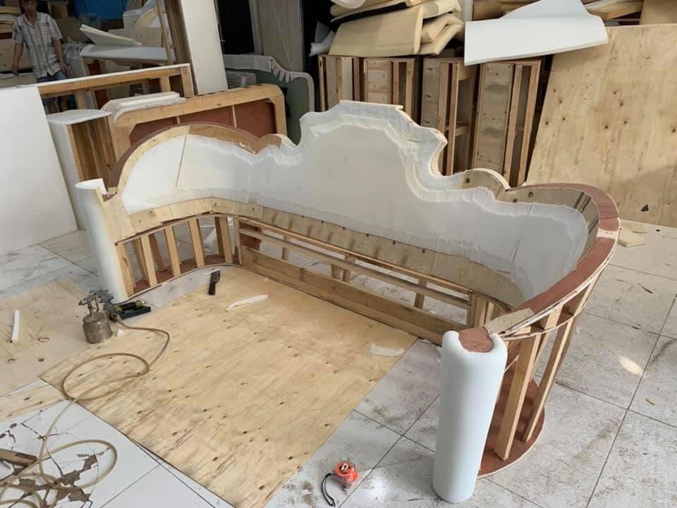 Khung sườn ghế sofa được sản xuất sử dụng gỗ Plywood nhờ độ bền và chi phí hợp lý