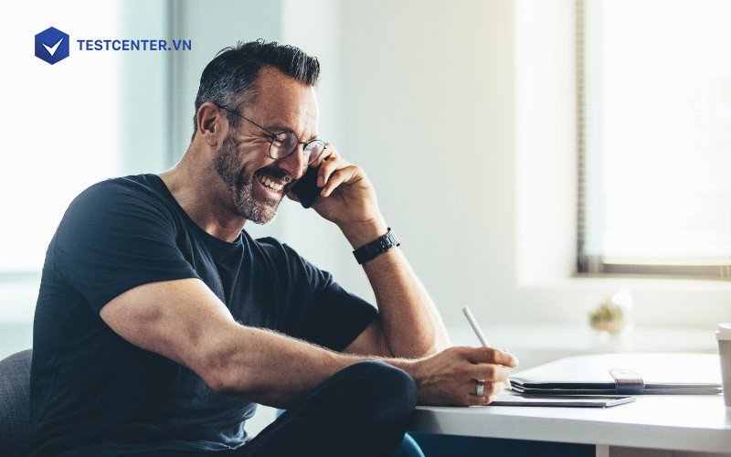 Kim Ngưu đang làm việc tại văn phòng, biểu thị sự thông minh thực tế và khả năng quản lý hiệu quả của cung hoàng đạo càng lớn càng thông minh