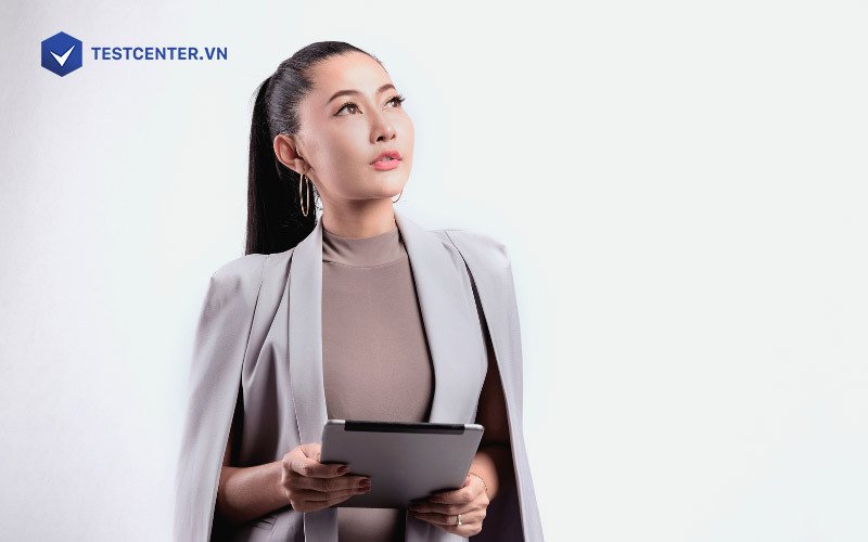 Kim Ngưu ngồi lặng lẽ suy tư, biểu thị sự khó thay đổi quan điểm và cần mở rộng tư duy để trở nên thông tuệ hơn của cung hoàng đạo càng lớn càng thông minh