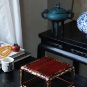 Kỷ Vuông Kê Tượng  Gỗ Vương Mộc Tử Đàn Vẽ Vàng 24k Cao 10cm