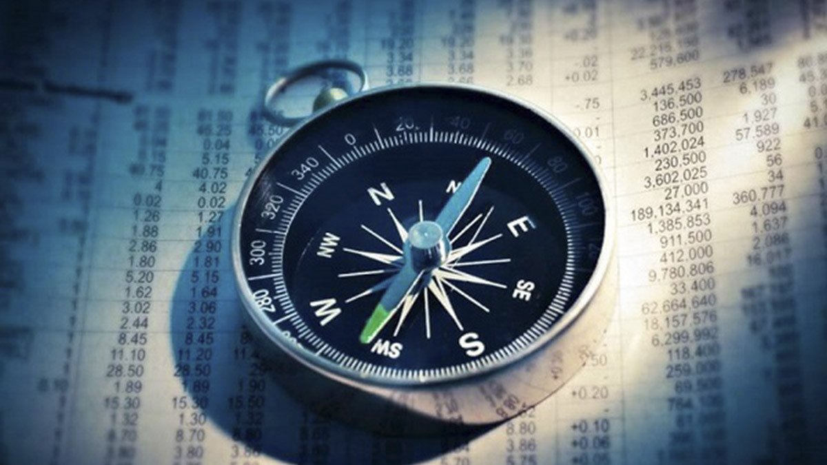 La bàn phong thủy chỉ dẫn hướng xây nhà tốt cho tuổi 2000 mệnh gì dựa trên cung mệnh nam nữ.