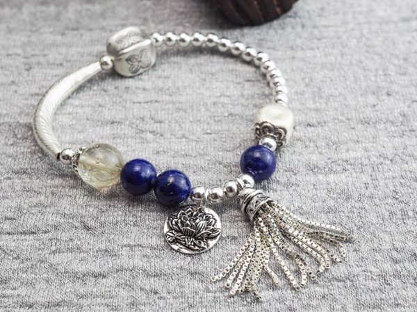 Lắc bạc đá Lapis Lazuli tinh tế, mang lại trí tuệ và bình an cho người đeo.