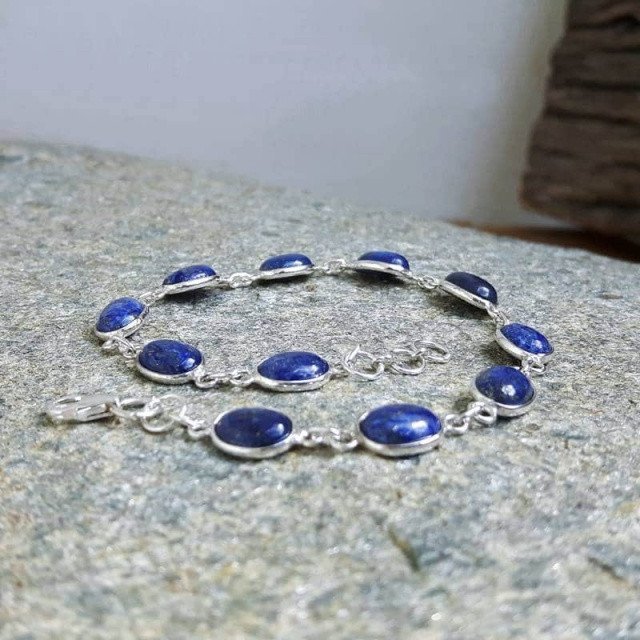 Lắc bạc kết hợp đá Lapis Lazuli, mang đến sự bảo vệ và năng lượng tích cực.