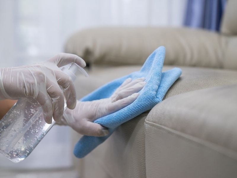 Làm sạch vết bẩn trên sofa bằng dung dịch chuyên dụng