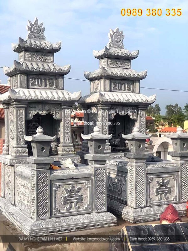 Lăng mộ đá ba mái với hoa văn chạm khắc tinh xảo, thể hiện sự trang trọng cho mộ phần