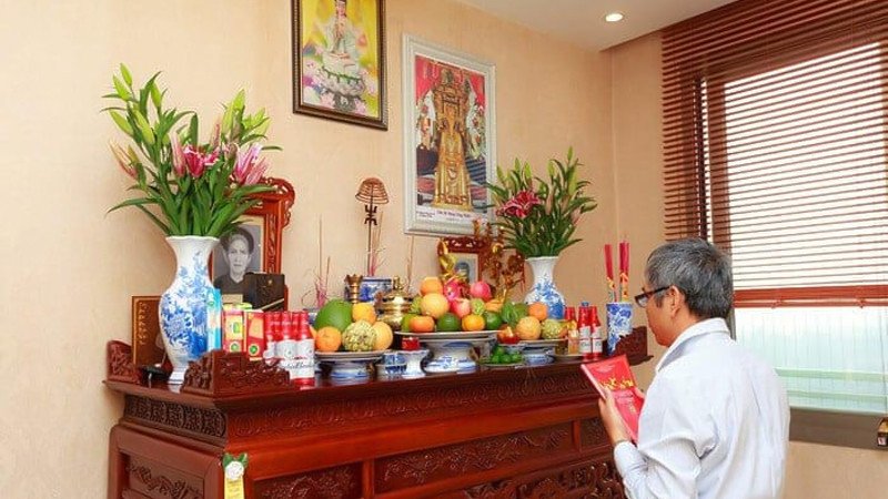 Lau rửa bài vị và các vật phẩm trên bàn thờ bằng rượu gừng ấm
