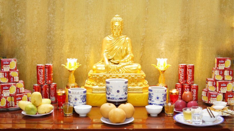 Lễ vật cúng bao sái bàn thờ với xôi, thịt luộc, trái cây, trà, rượu, nước và vàng mã