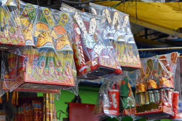 Lễ vật cúng ông táo bao gồm mũ áo, hài, và cá chép đỏ