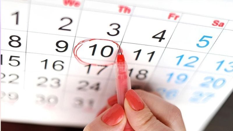 Lịch vạn niên và đồng hồ trên bàn thờ, tượng trưng cho việc chọn ngày tốt để khấn Mẹ Diêu Trì