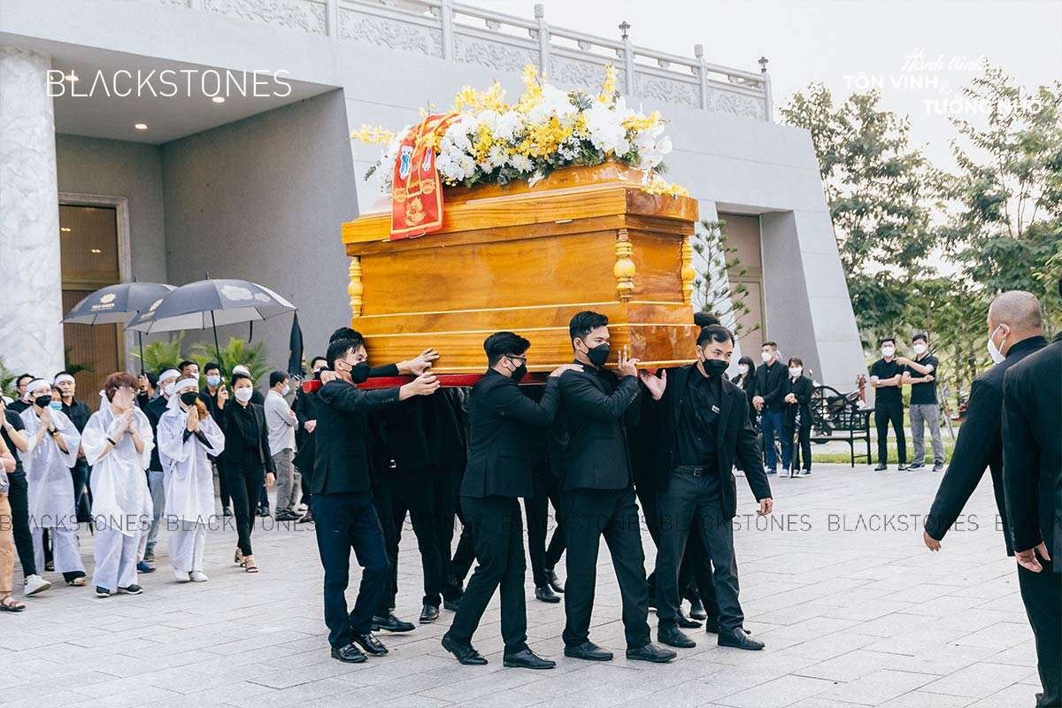 Linh cữu được đưa đến nơi an táng, một phần quan trọng của các lễ cúng trong đám tang