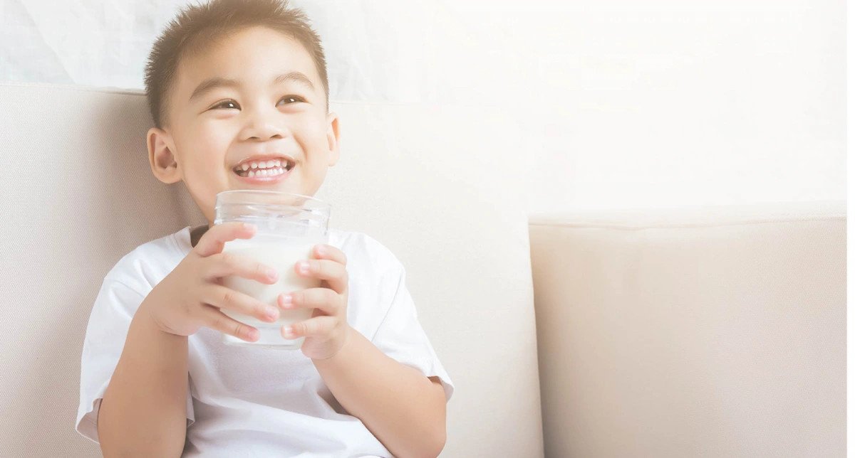 Lựa chọn sữa tươi nào tốt cho bé hoặc sữa bột pha sẵn tùy theo độ tuổi, ảnh minh họa tầm quan trọng của việc chọn sữa phù hợp.