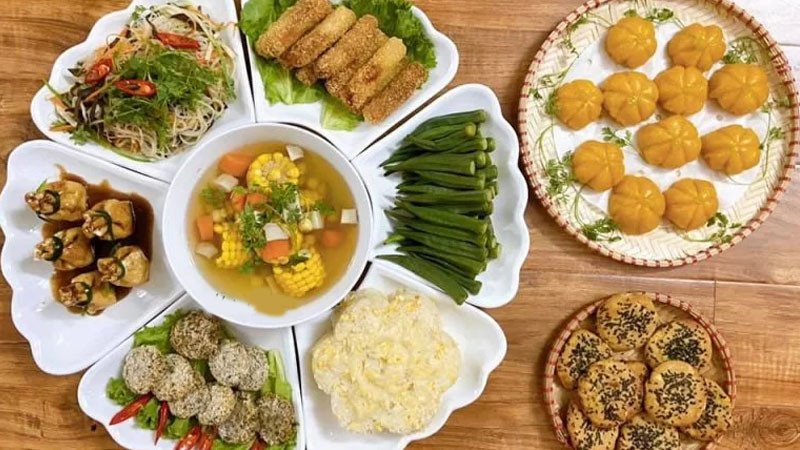 Mâm cỗ chay cúng Rằm tháng 7 số 3 đa dạng món đậu phụ, nem xù chay và canh củ quả