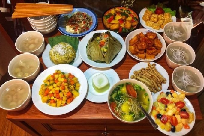 Mâm cỗ chay cúng Rằm tháng 7 với các món ăn thanh đạm, bày biện tinh tế