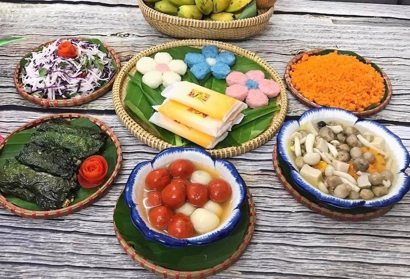 mâm cỗ chay đầy đủ màu sắc trên bàn thờ để cúng Phật Rằm tháng Giêng