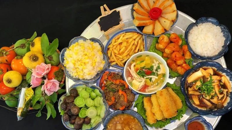 Mâm cỗ chay đơn giản với miến trộn và rau củ