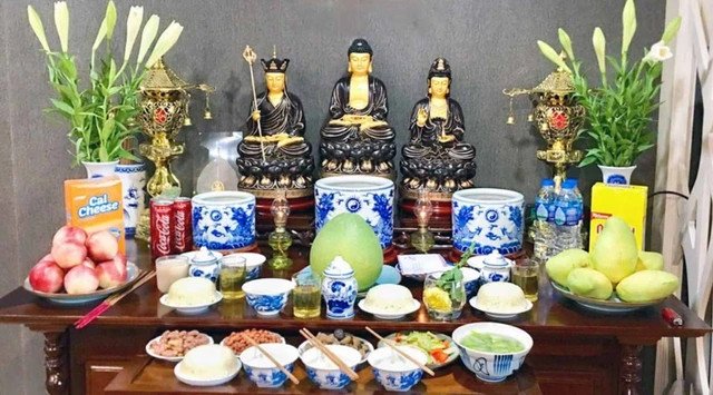 Mâm cỗ chay thanh tịnh dâng cúng Phật vào giờ cúng Rằm tháng 7 buổi sáng