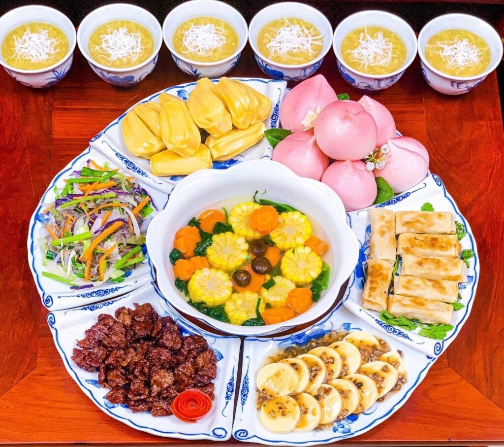 Mâm cỗ chay tinh khiết để cúng rằm tháng Giêng, gồm các món đậu, xôi và hoa quả