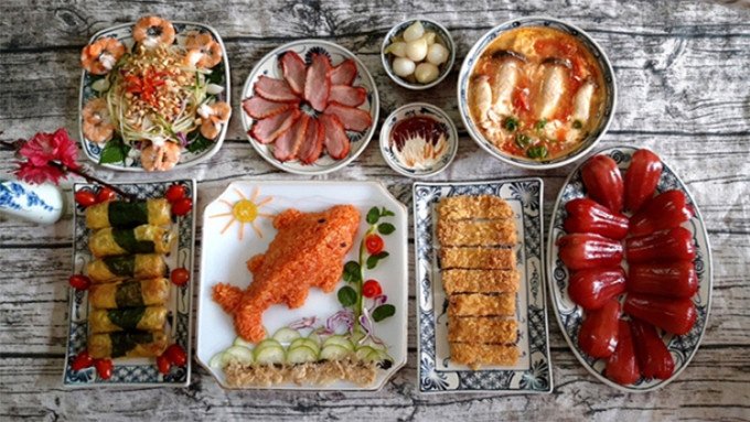 Mâm cỗ cúng ông Táo thịnh soạn với các món ăn truyền thống