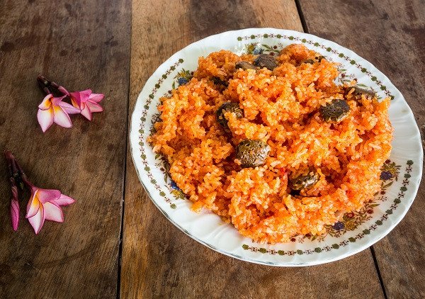 Mâm cỗ cúng ông táo truyền thống với các món ăn thịnh soạn
