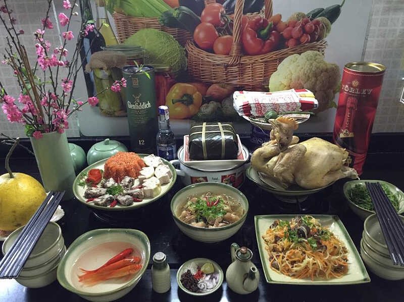Mâm cỗ cúng ông Táo với các món ăn đa dạng, chuẩn bị cho ngày sắm lễ tiễn chư vị