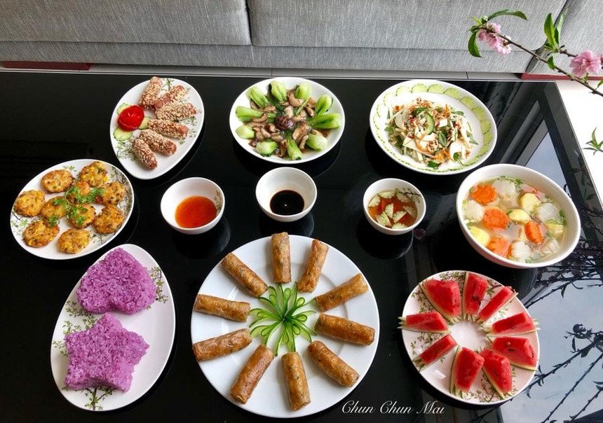 Mâm cỗ cúng rằm chay đơn giản với xôi lá cẩm, nem chay và nộm tươi ngon
