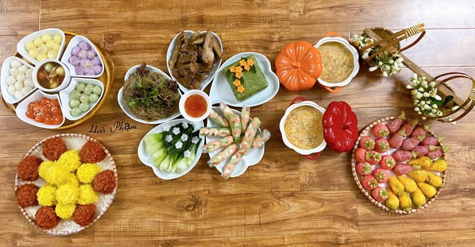Mâm cỗ cúng rằm tháng Giêng truyền thống với xôi, gà luộc, bánh chưng và các món cuốn