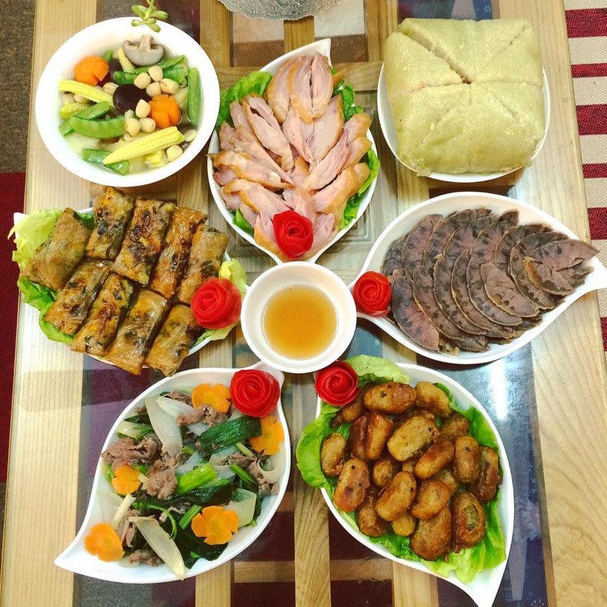 Mâm cỗ cúng rằm thịnh soạn, trang trí đẹp mắt với nhiều món ăn đa dạng