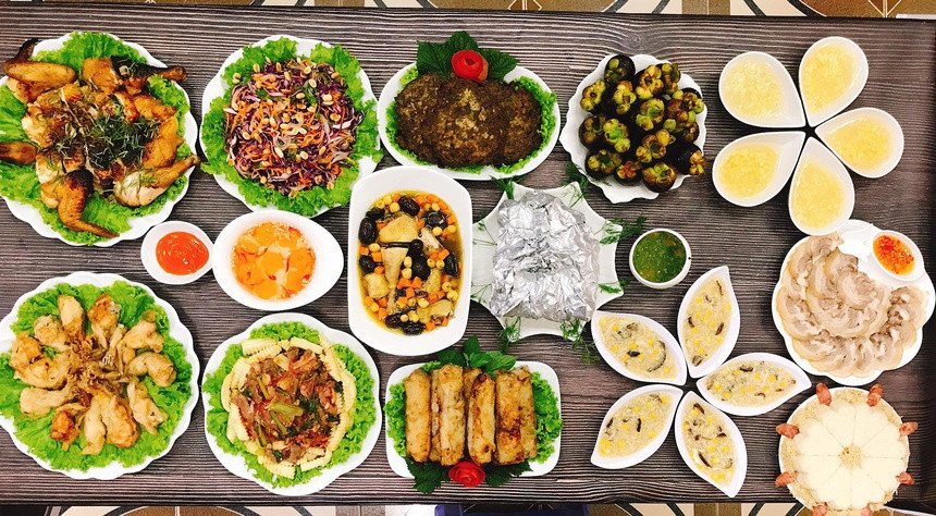 Mâm cỗ cúng rằm trang trí tinh tế, làm nổi bật món ăn với bát đĩa sáng màu