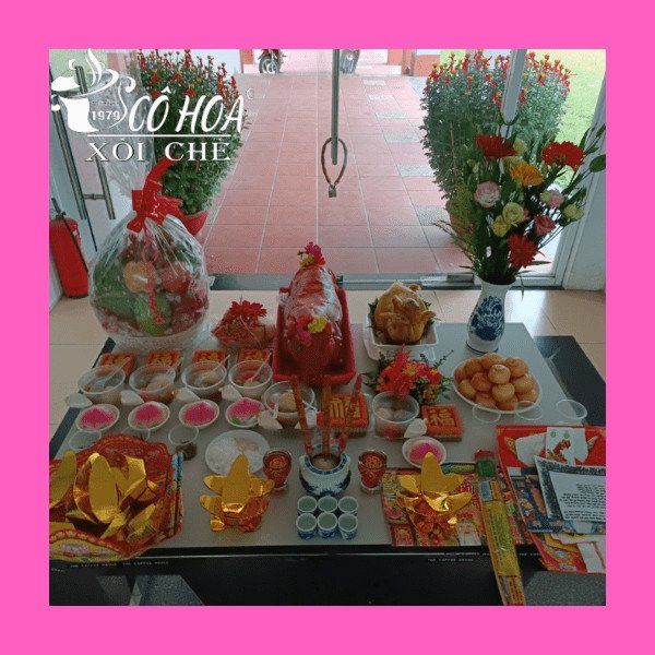 Mâm cỗ cúng tất niên thịnh soạn với các món ăn truyền thống, đầy đủ hương vị trên bàn thờ gia tiên