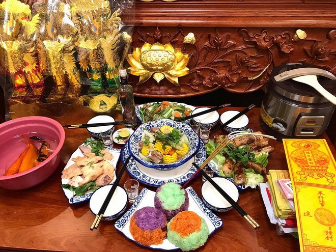 Mâm cỗ mặn cúng ông Công ông Táo với gà luộc, xôi gấc và các món ăn truyền thống, chuẩn bị tươm tất vào ngày 22 cúng ông táo giờ nào đẹp