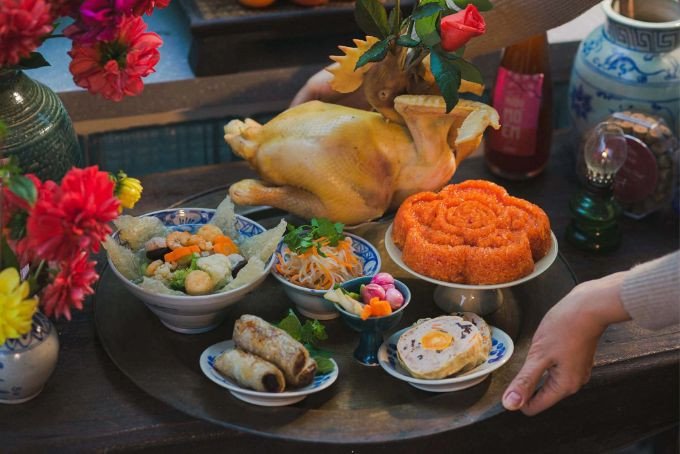 Mâm cỗ mặn cúng Rằm tháng 7 đầy đủ và tươm tất, tượng trưng cho lòng thành kính