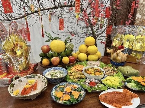 Mâm cỗ mặn thịnh soạn với đồ lễ cúng ông công ông táo đa dạng, biểu trưng cho lòng thành.