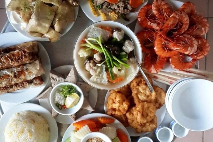 Mâm cỗ mặn truyền thống cúng Rằm tháng 7 với gà luộc, xôi và các món xào, rán