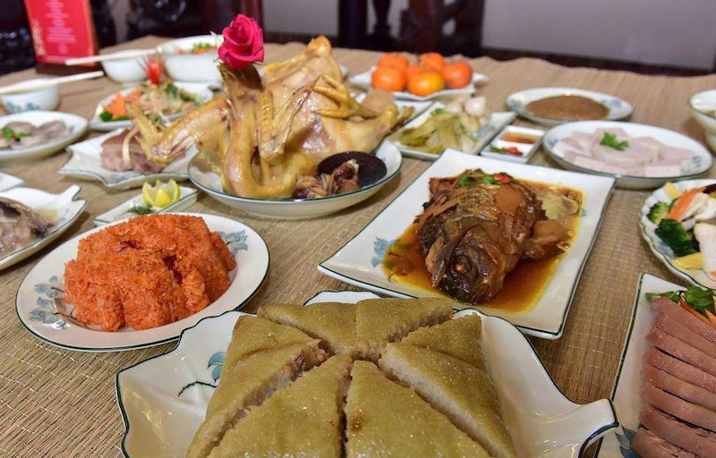 Mâm cỗ mặn truyền thống với gà luộc, nem, giò chả, xôi gấc cúng gia tiên Rằm tháng Giêng
