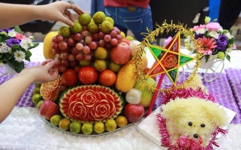Mâm cỗ trông trăng rực rỡ với đèn lồng và bánh kẹo cho trẻ em