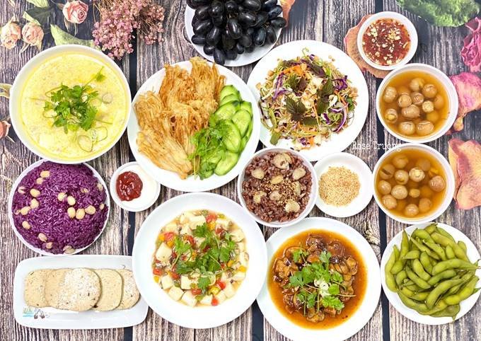 Mâm cơm chay rằm với món tráng miệng chè hạt sen