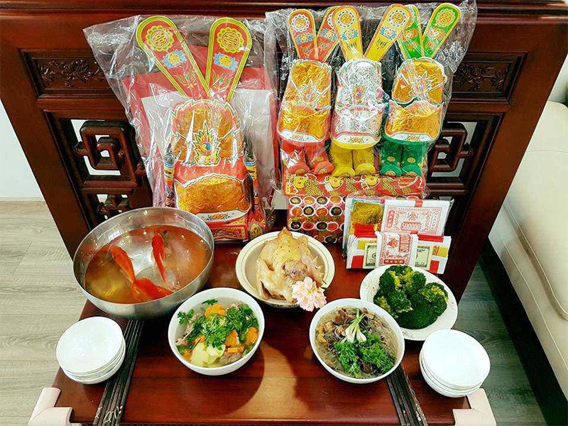 Mâm cơm cúng ông táo đơn giản nhưng đầy đủ 4 món ăn quen thuộc