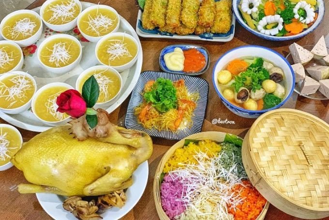 Mâm cơm cúng Rằm tháng 7 đơn giản nhưng đầy đủ, thể hiện lòng thành kính