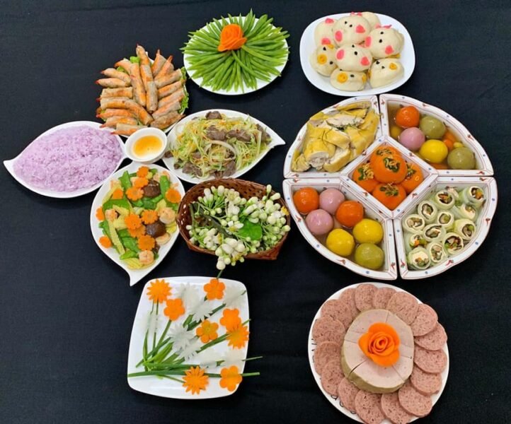 Mâm cơm cúng rằm thịnh soạn, đa dạng món ăn mặn truyền thống