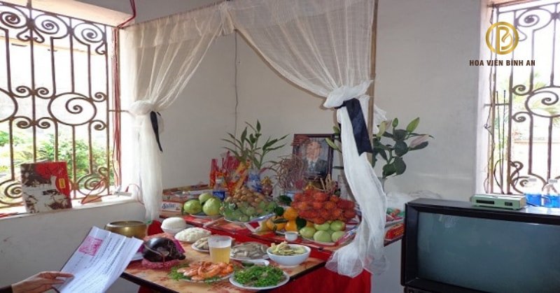 Mâm cúng 100 ngày cho người đã khuất với các vật phẩm truyền thống