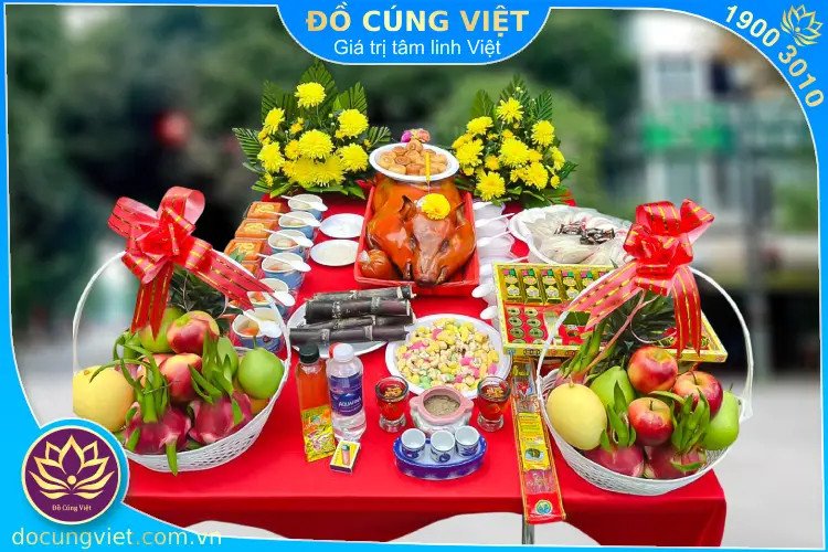 Mâm cúng chúng sinh (cúng cô hồn) rằm tháng 7 với đầy đủ lễ vật đặt ngoài trời