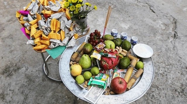 Mâm cúng chúng sinh đặt ngoài trời vào buổi chiều tối