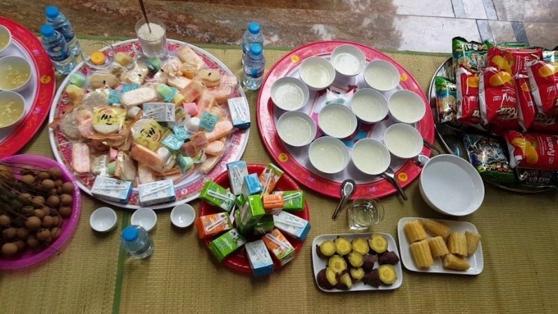 Mâm cúng chúng sinh rằm tháng 7 tại công ty với cháo, bỏng, vàng mã