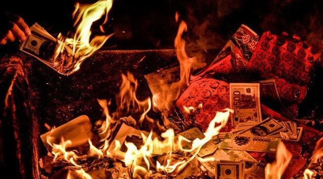 Mâm cúng cô hồn với tiền vàng và quần áo giấy để đốt trong cúng rằm tháng bảy