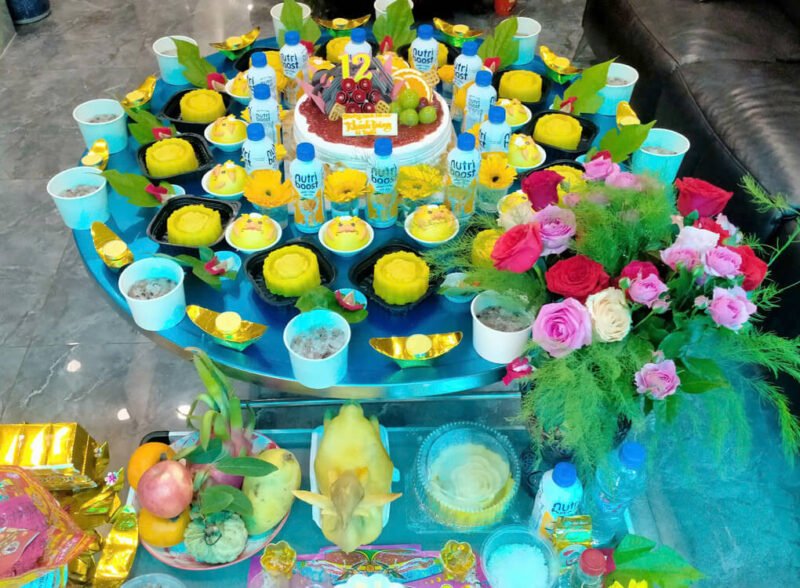 Mâm cúng đầy tháng bé trai được bày biện tinh xảo, thể hiện sự tôn kính và ước nguyện cho bé.