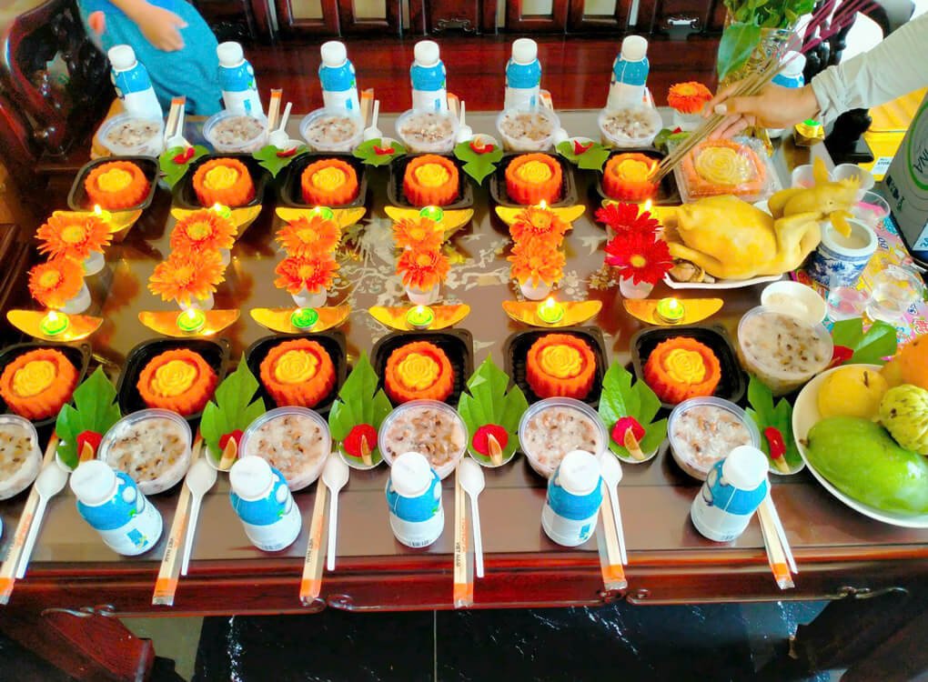 Mâm cúng đầy tháng bé trai với các loại trái cây tươi và hoa cúng rực rỡ.