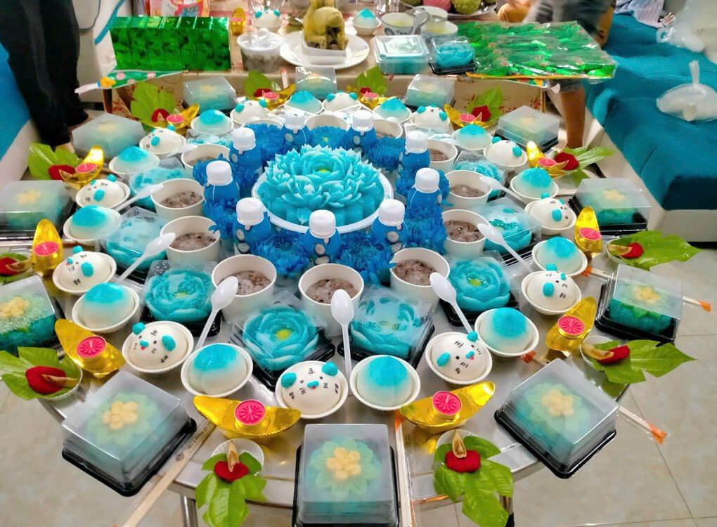 Mâm cúng đầy tháng bé trai với các món ăn truyền thống được chuẩn bị công phu.