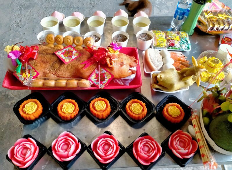 Mâm cúng động thổ đầy đặn với gà luộc và bộ tam sên, thể hiện lòng thành kính và cầu mong may mắn cho công trình