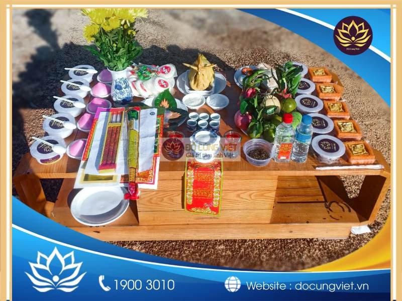 Mâm cúng lễ cúng thượng lương miền trung trang trọng, bao gồm heo quay và nhiều lễ vật truyền thống, cầu mong an lành cho công trình